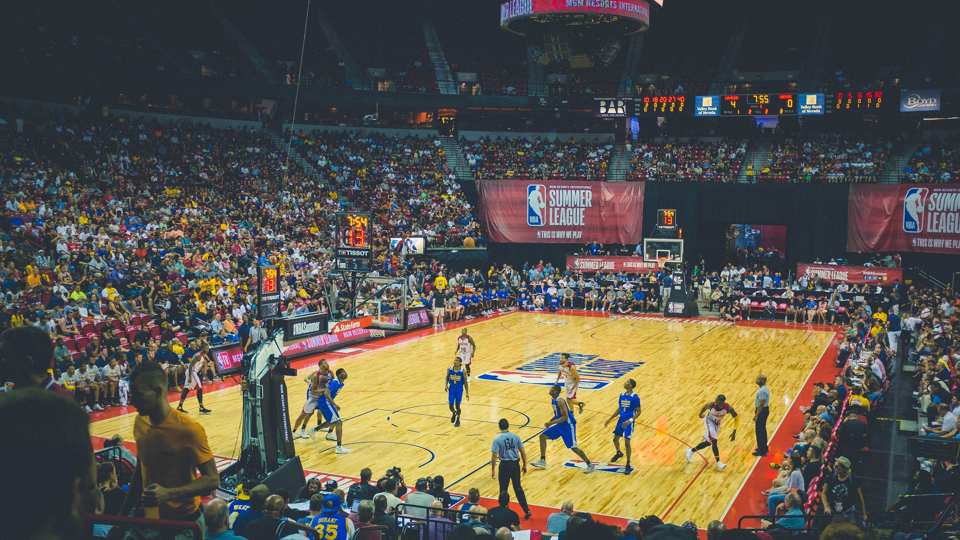 热血拼搏:双方拼尽全力,场上情绪高涨,热血奋战