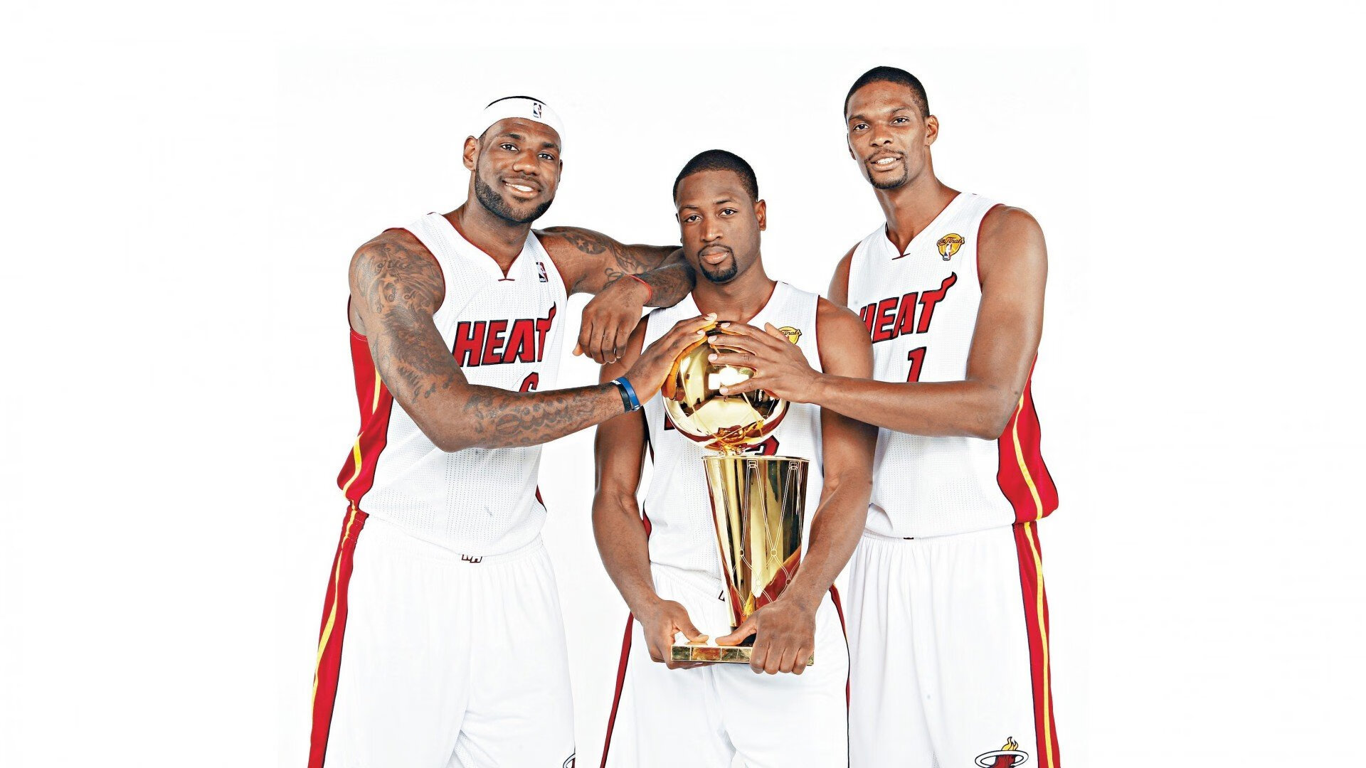 热血拼搏:双方拼尽全力,场上情绪高涨,热血奋战