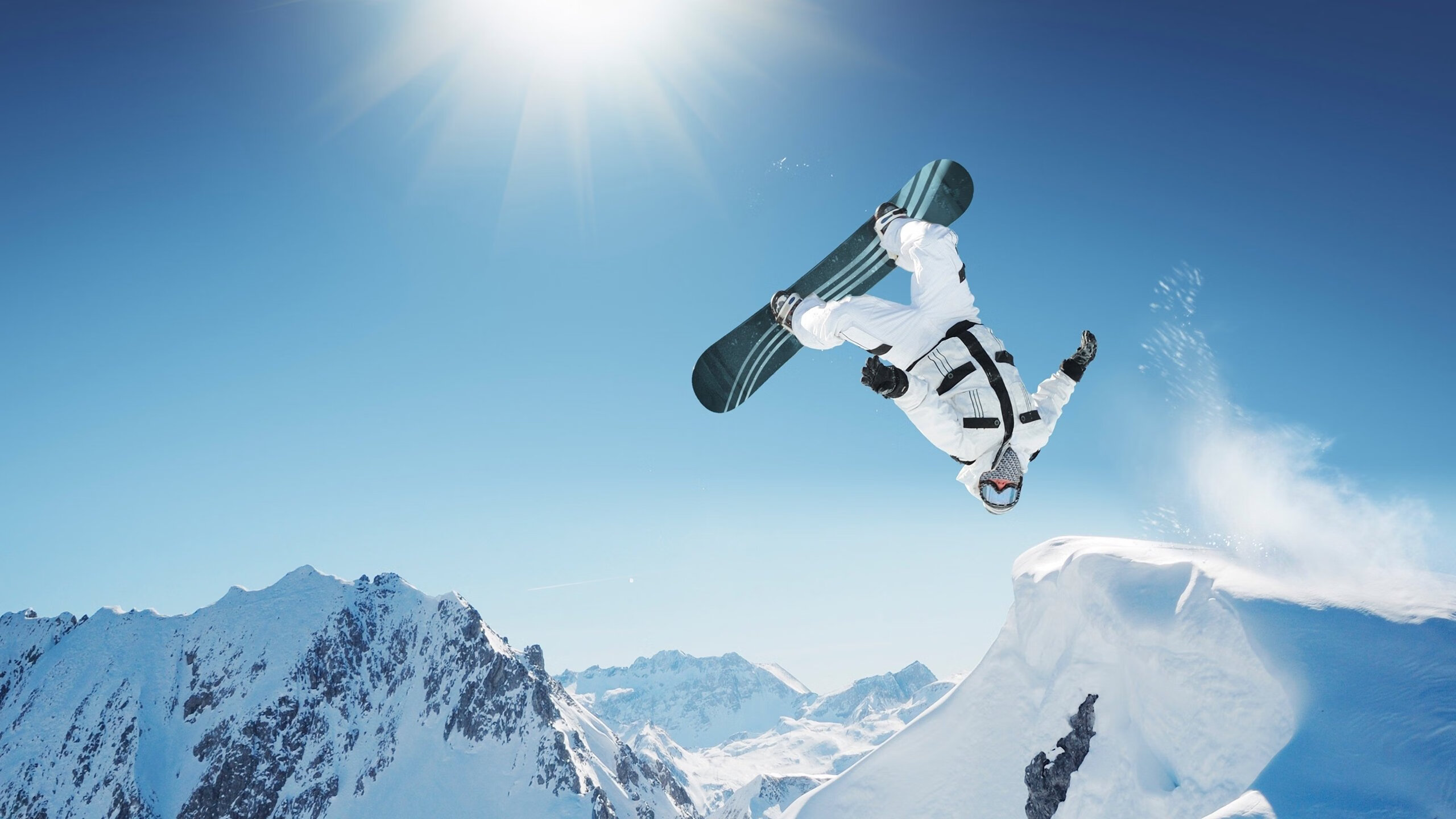 球迷狂欢夜:球场变成了欢乐的海洋,球迷疯狂庆祝照片